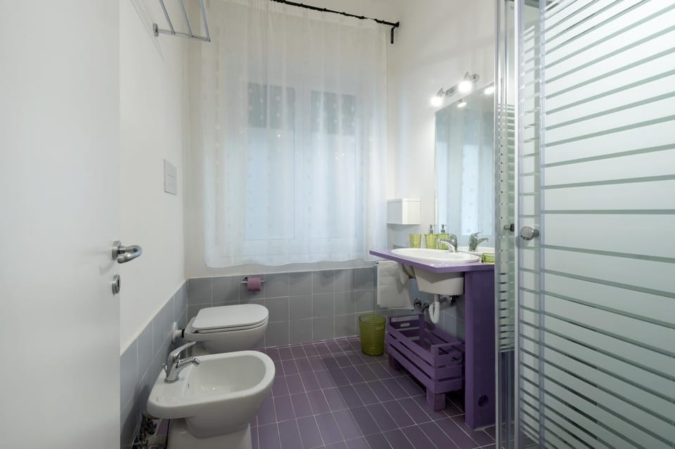 Shower, Toilet, Bathroom, Decorative detail, On site, Area and facilities