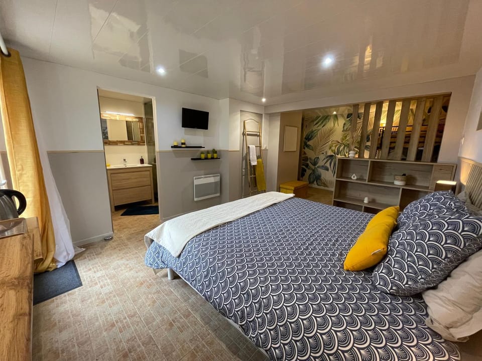 Bed, TV and multimedia, Photo of the whole room, Bedroom