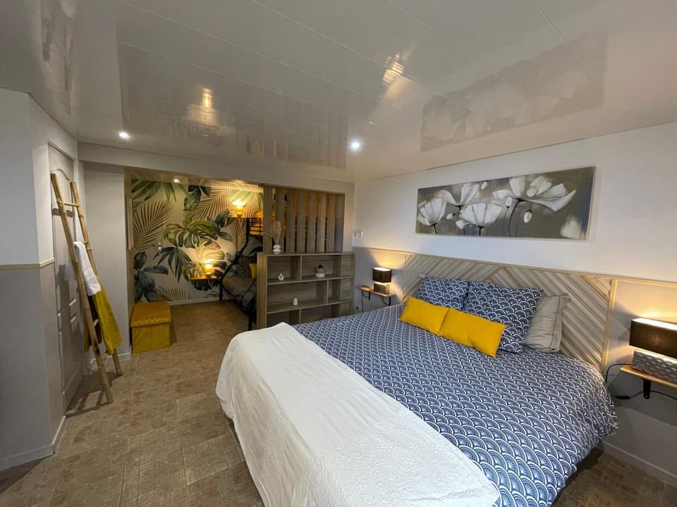 Bed, View (from property/room), Photo of the whole room, Bedroom
