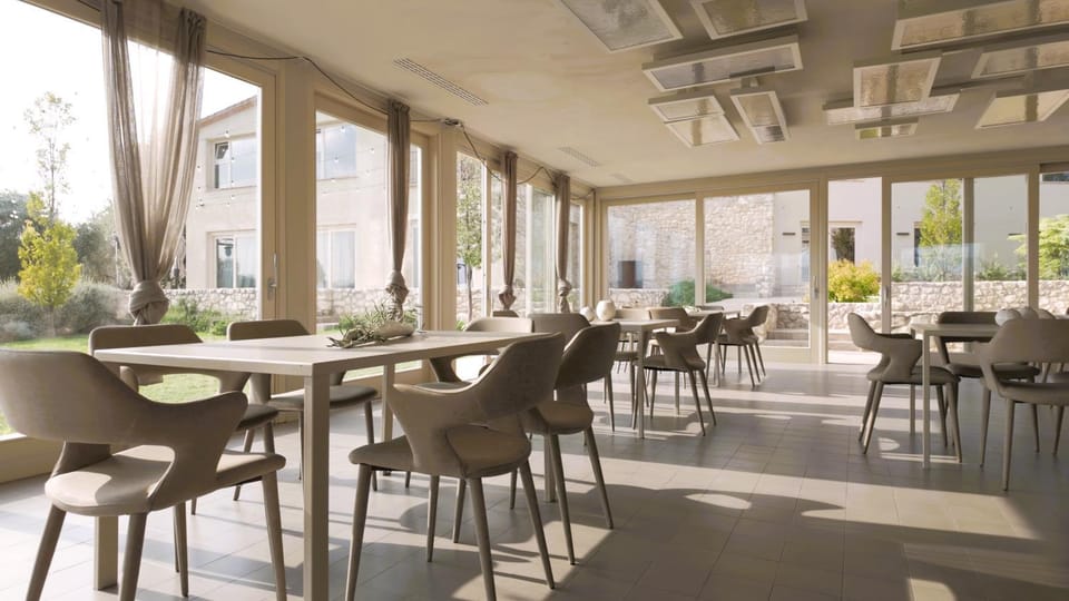 Restaurant/places to eat, Living room, Seating area, Breakfast