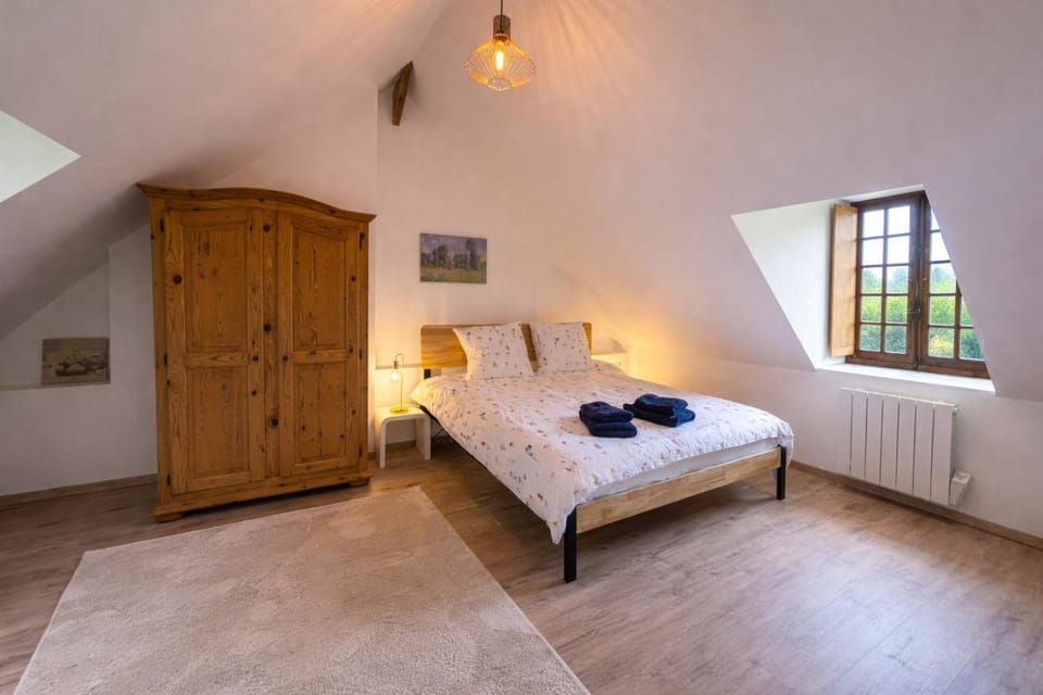 Photo of the whole room, Bedroom, towels