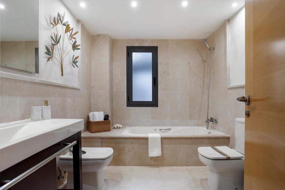 Shower, Toilet, Bathroom, Bath, bidet, towels
