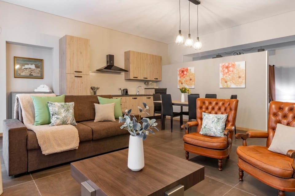 Kitchen or kitchenette, Living room, Seating area, Dining area