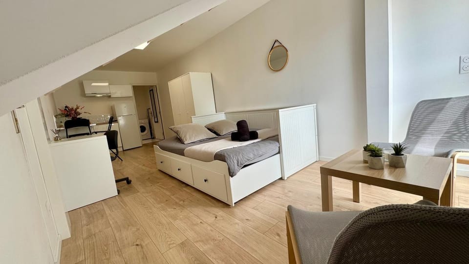Bed, Living room
