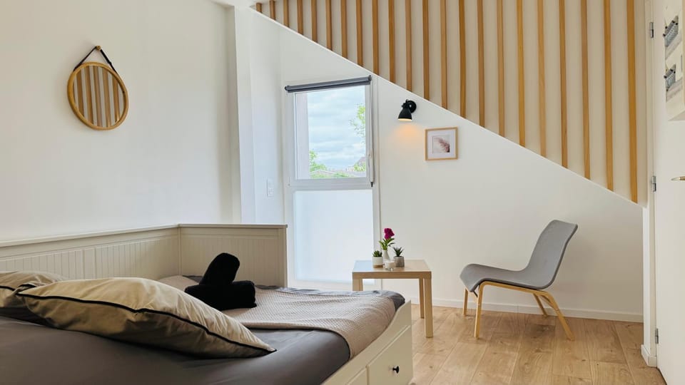 Bed, Seating area