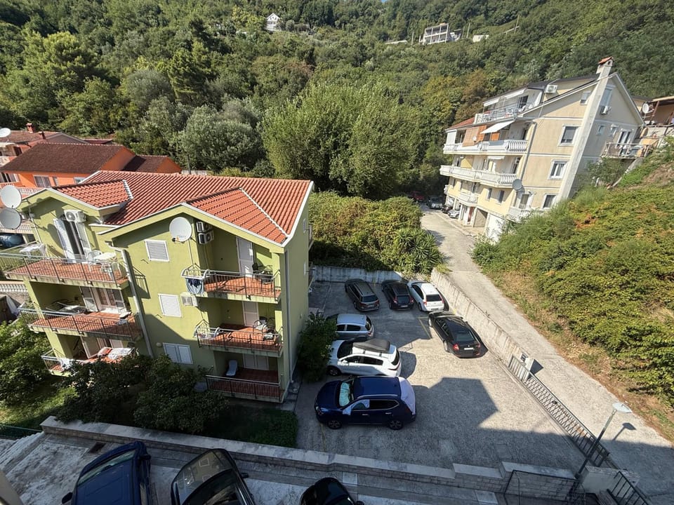 Property building, Day, Neighbourhood, Natural landscape, Bird's eye view, City view, Street view, Location, Parking