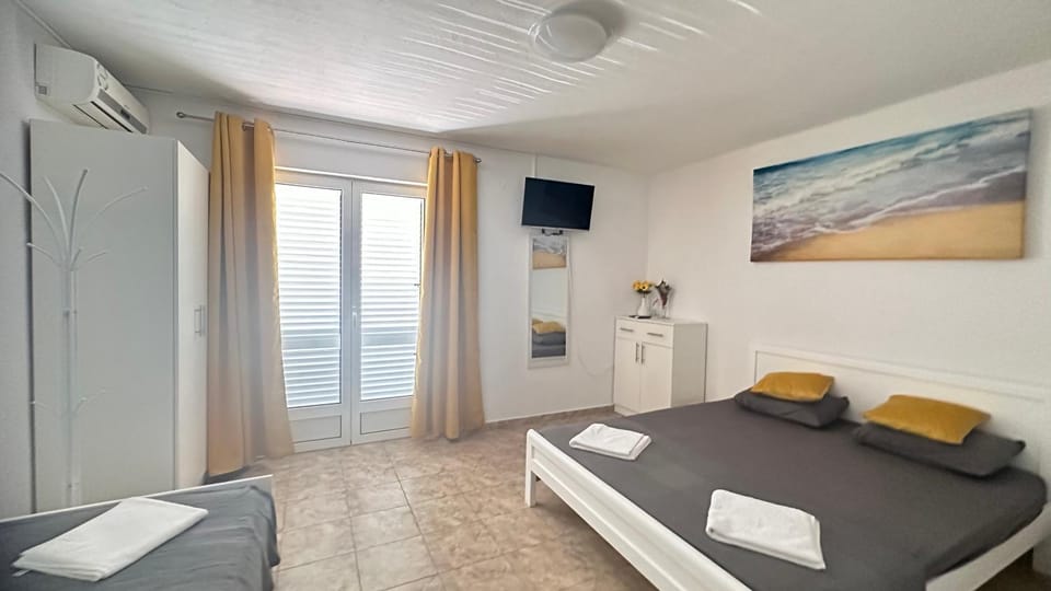 Bed, TV and multimedia, Living room, Photo of the whole room, Seating area, Bedroom, towels, wardrobe, air conditioner