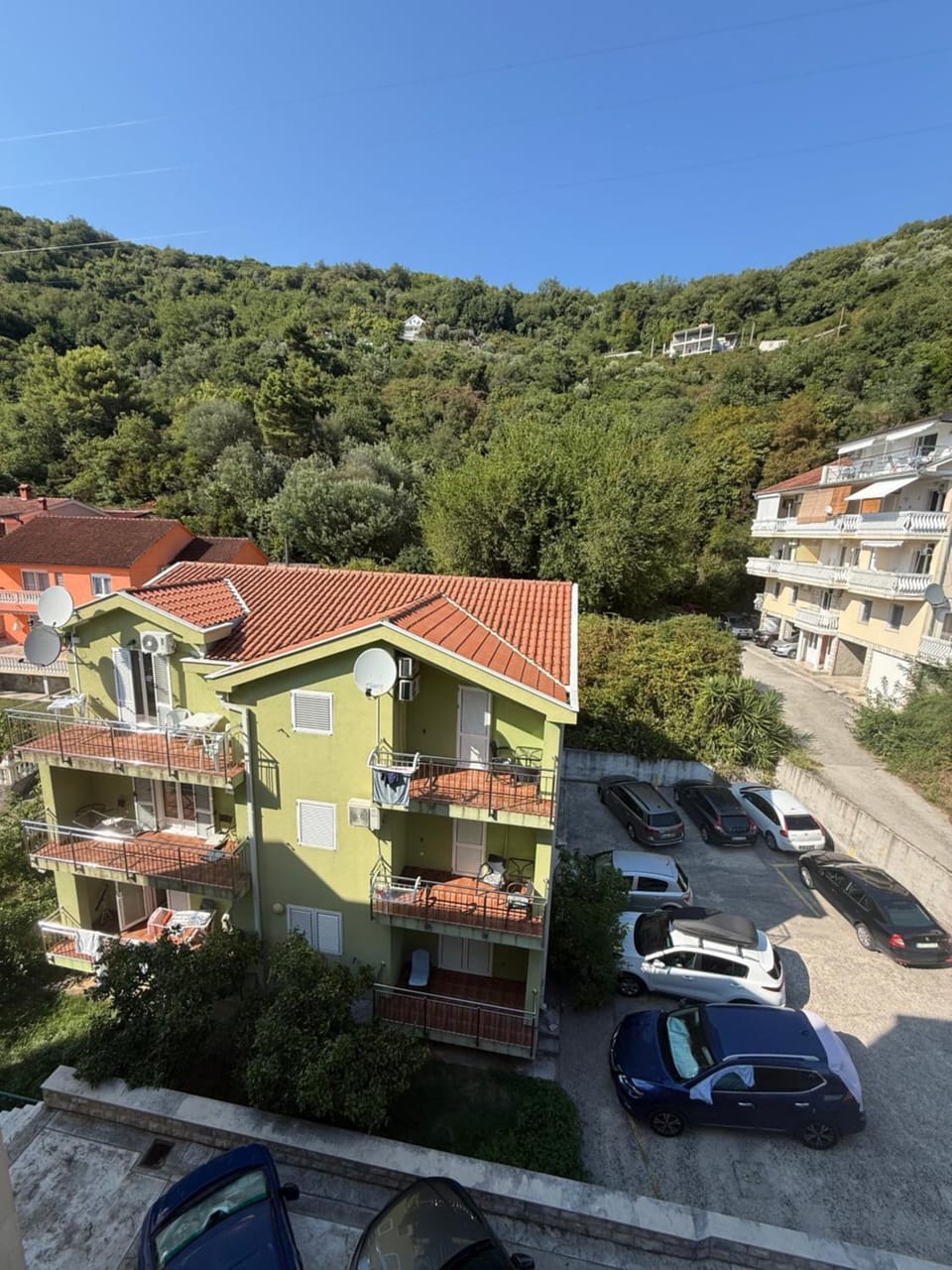 Property building, Day, Neighbourhood, Natural landscape, Bird's eye view, City view, Mountain view, Street view, Location, Parking