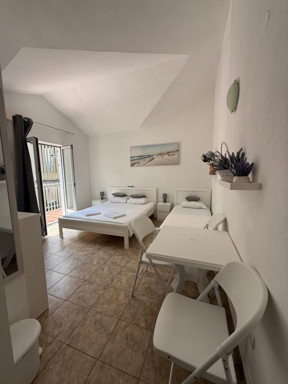 Bed, Photo of the whole room, Seating area, Dining area, Bedroom