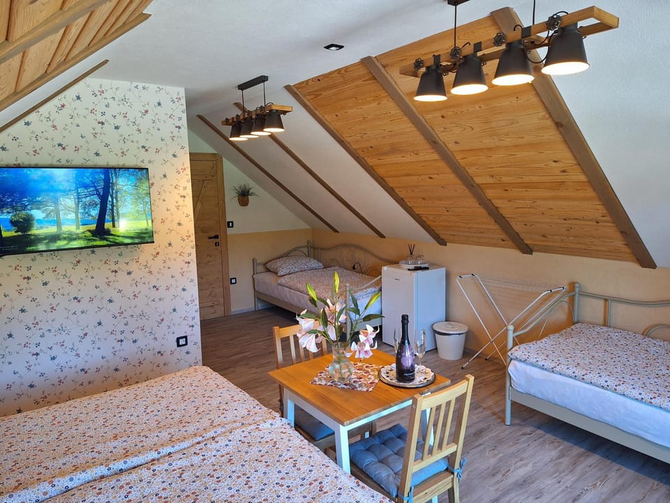 Bed, TV and multimedia, Decorative detail, Seating area