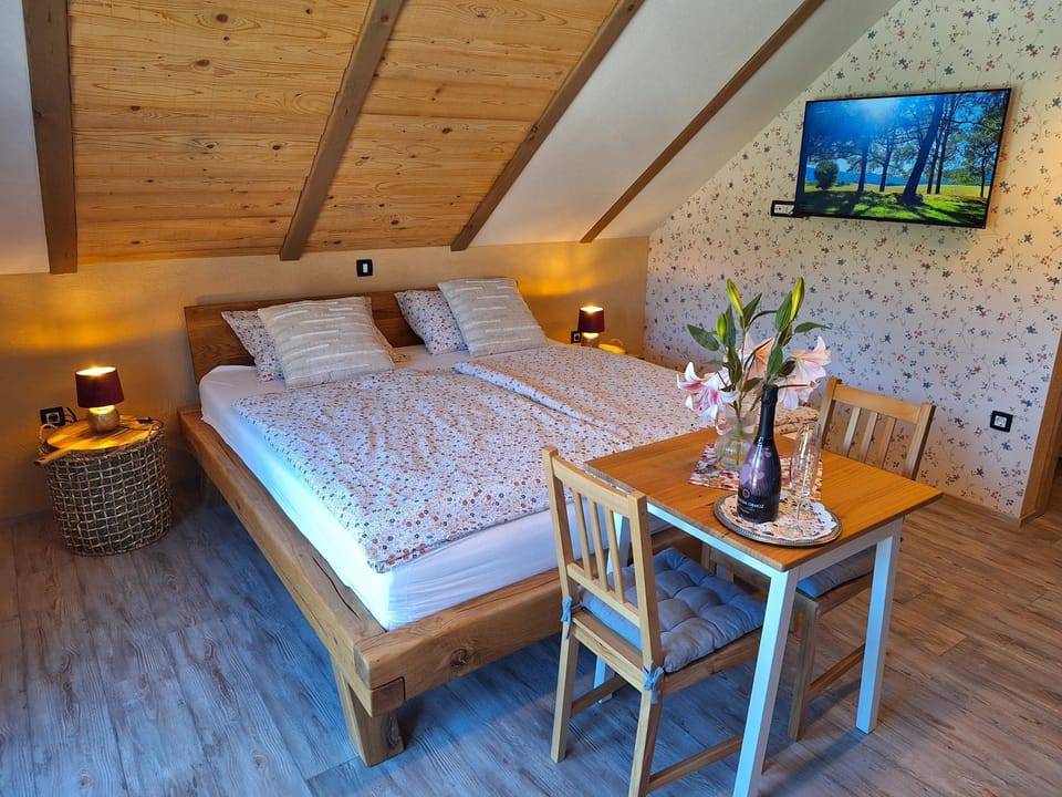 Bed, TV and multimedia, Seating area, air conditioner