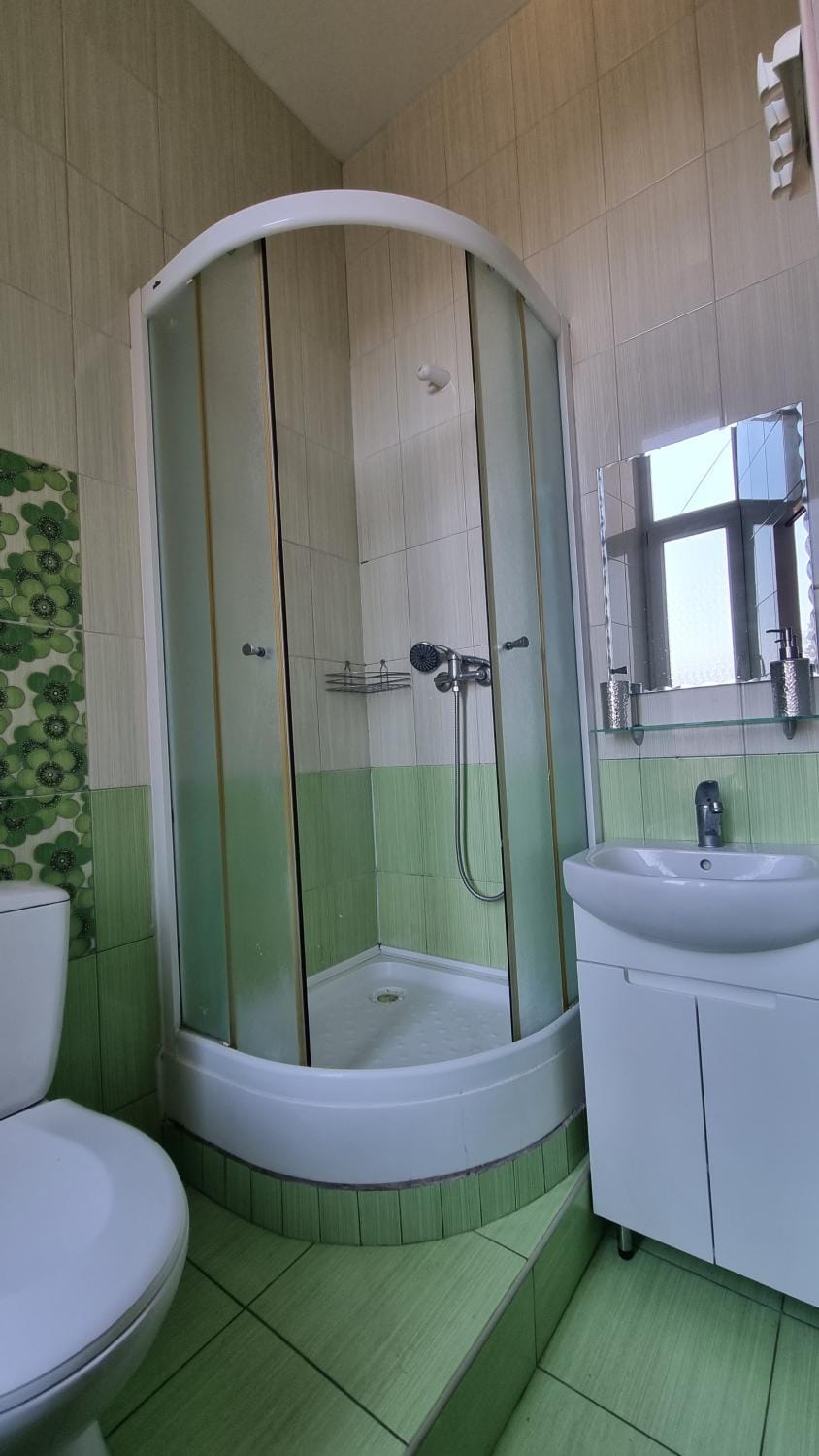 Shower, Toilet