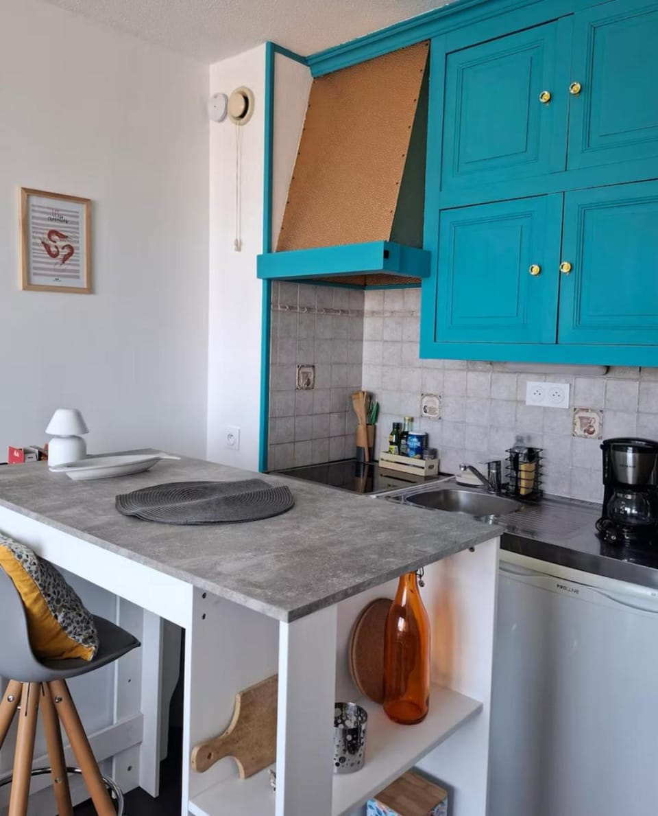 Dining area, minibar, stove