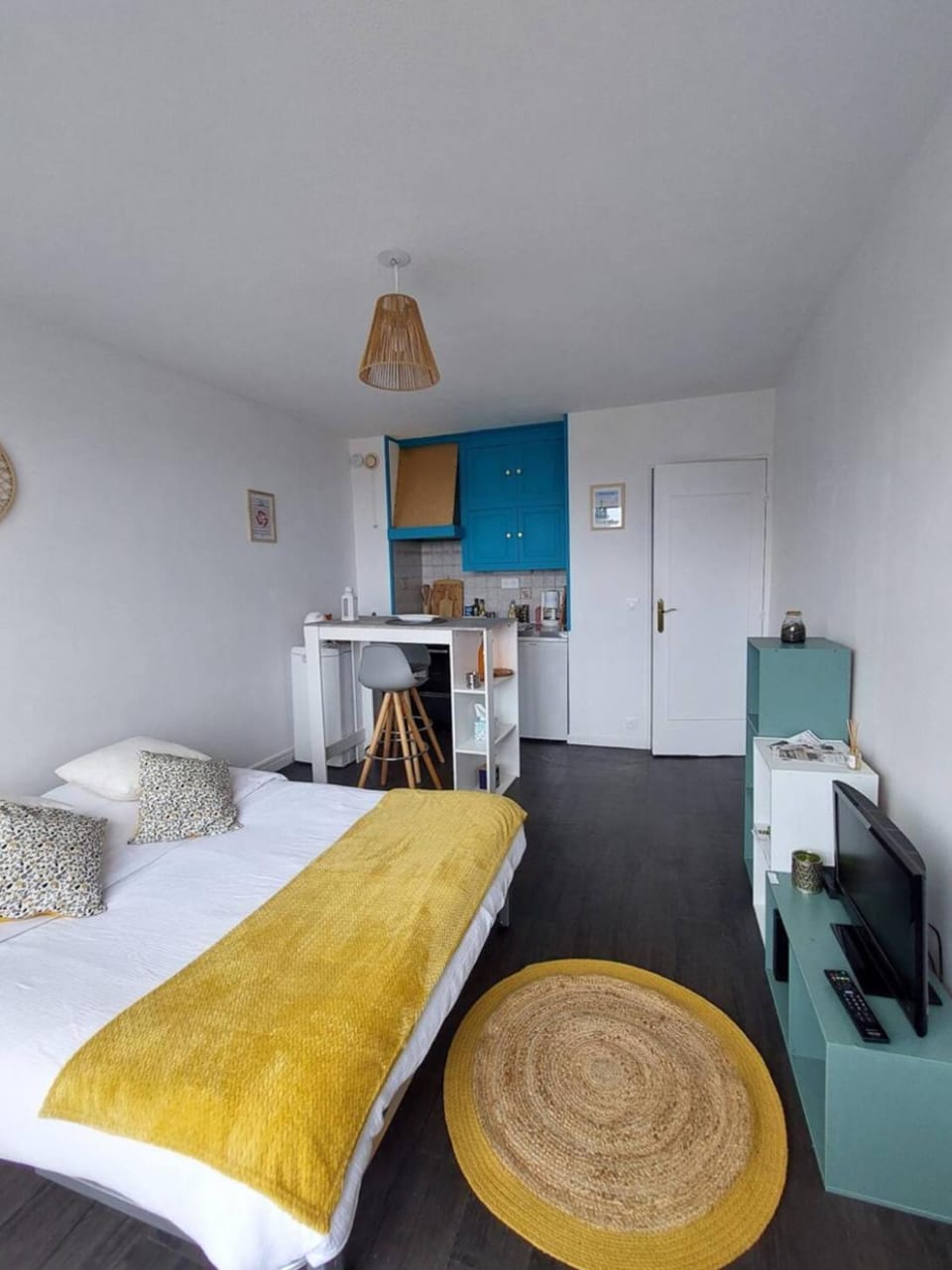 Bed, Kitchen or kitchenette, Living room, Photo of the whole room