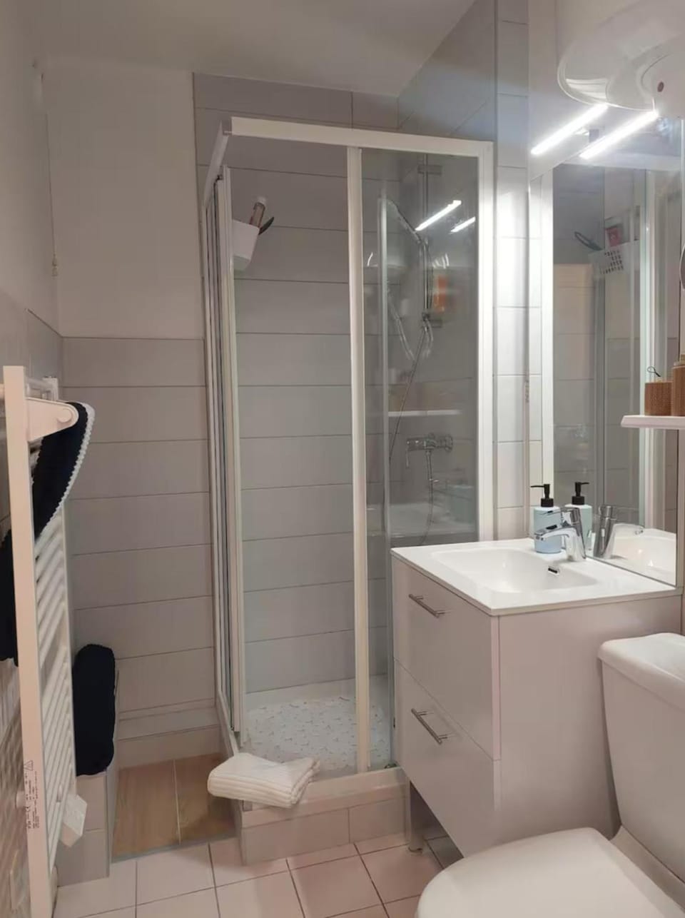 Shower, towels