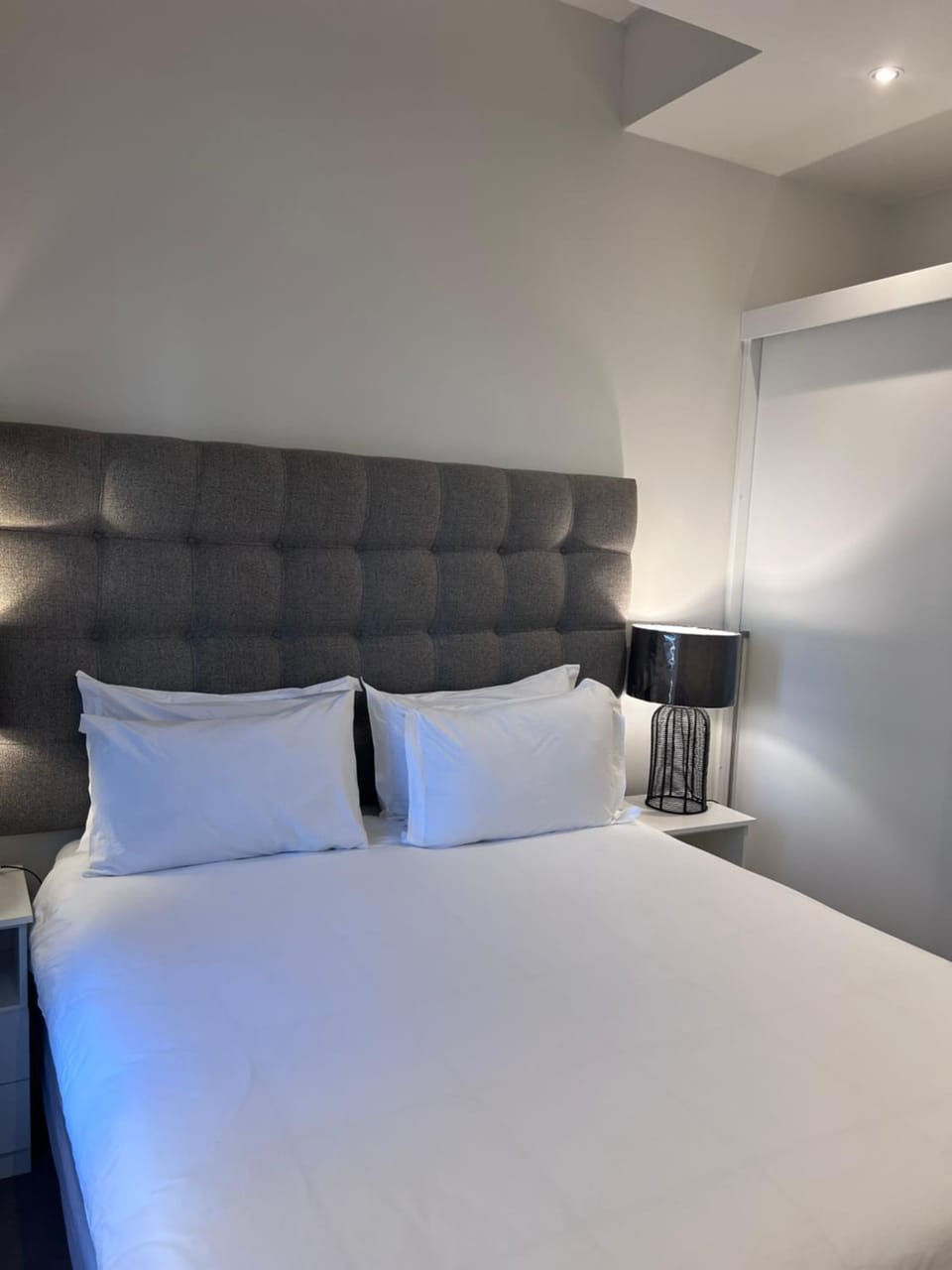 Stylish and Upscale 2 Bed Apt Apartment in Cape Town