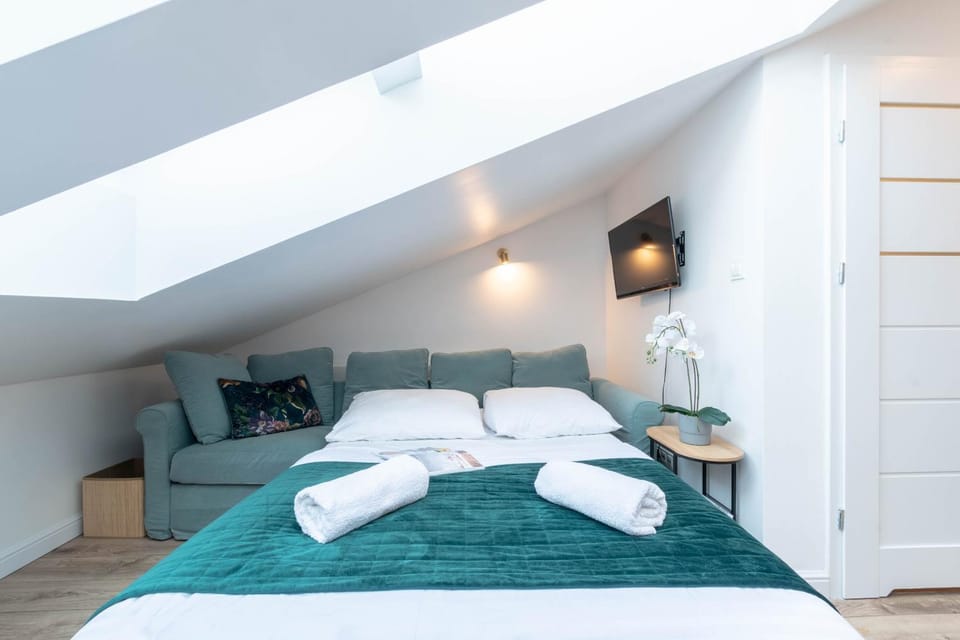 Bed, TV and multimedia, Photo of the whole room, Seating area, Bedroom
