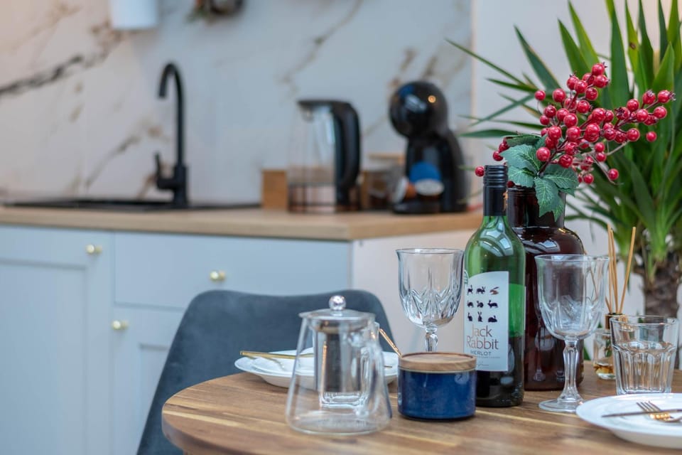 Coffee/tea facilities, Kitchen or kitchenette, Food and drinks, Dining area, Food, Drinks