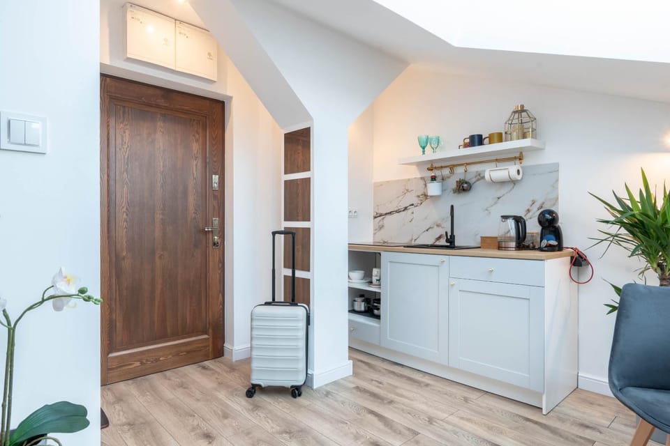 Coffee/tea facilities, Kitchen or kitchenette, Dining area, Food, oven, stove, kitchen