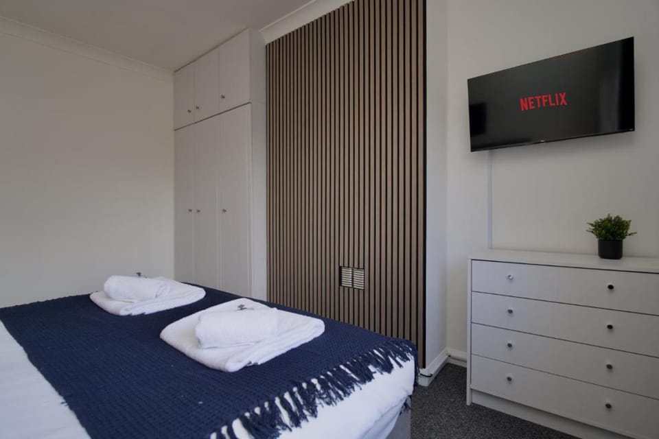 Beech Palace - Stylish 3Bed Home with Private Garden, Free Parking & Netflix House in Coventry