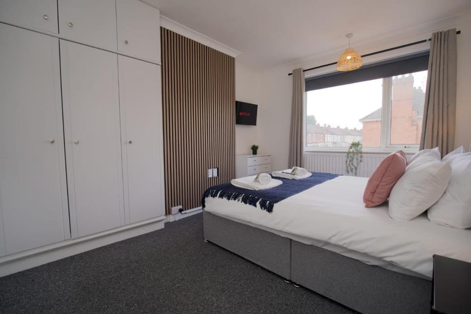 Beech Palace - Stylish 3Bed Home with Private Garden, Free Parking & Netflix House in Coventry