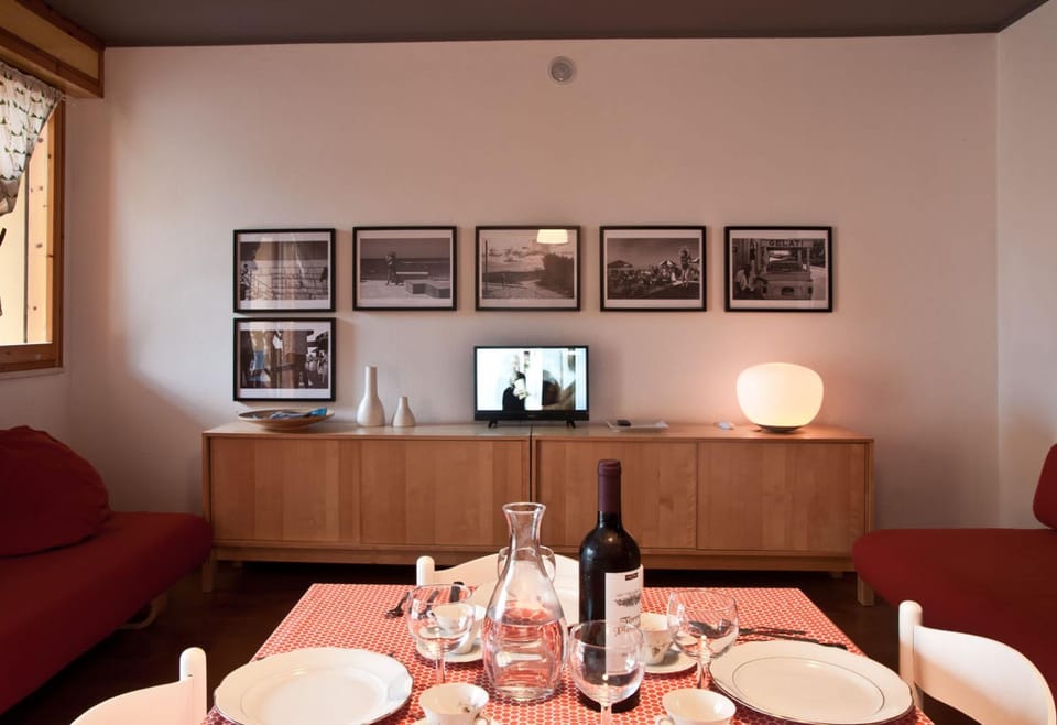 Day, Summer, Dining area, On site, Pets, Pets