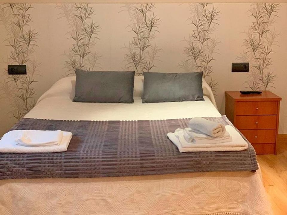 Bed, Photo of the whole room, Bedroom, towels