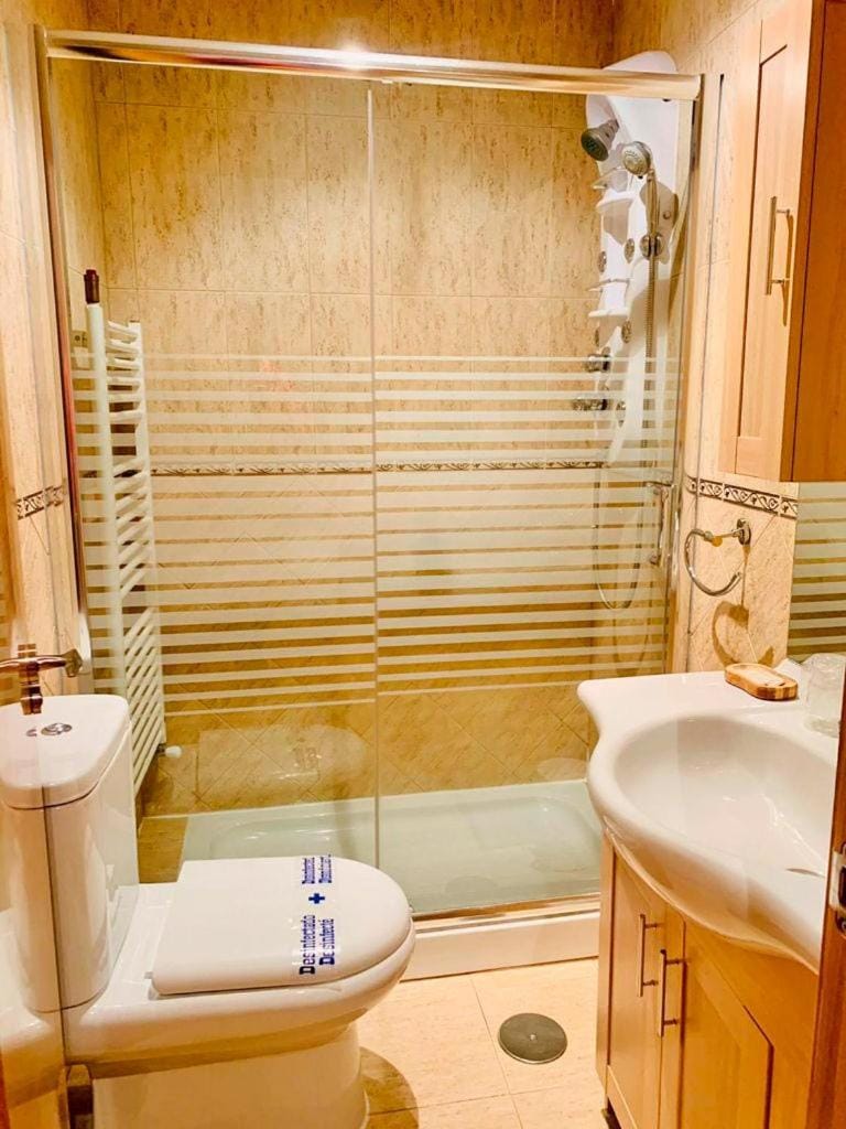 Shower, Toilet, Bathroom, Bath, towels