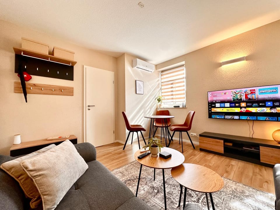 Communal lounge/ TV room, TV and multimedia, Living room, Seating area, Dining area, air conditioner