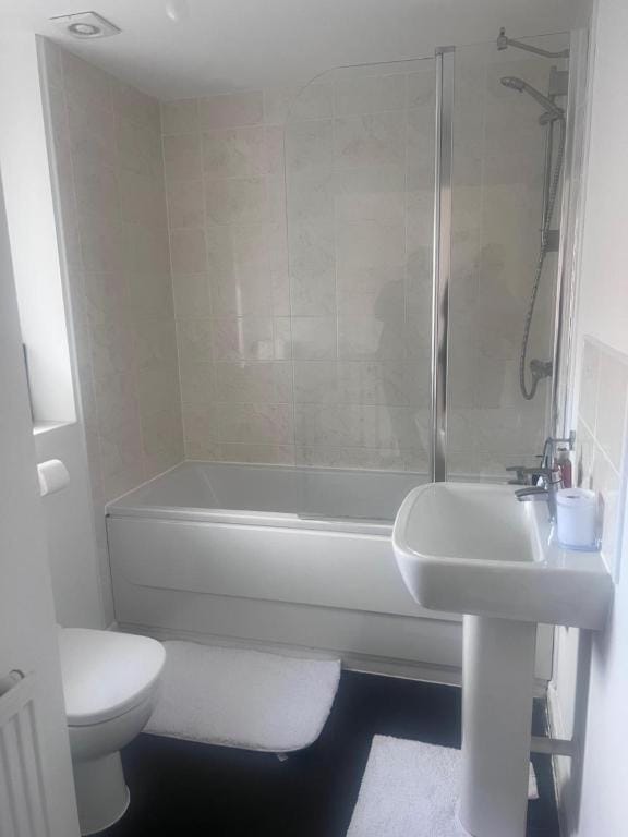 Shower, Toilet, Bathroom, Bath, internet, towels