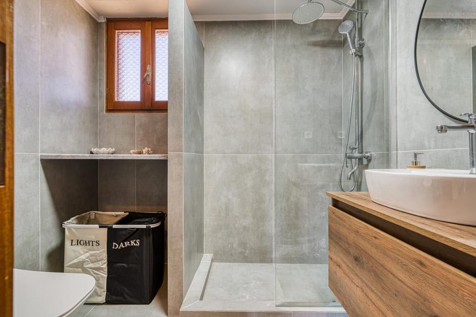 Shower, Toilet, Bathroom, towels