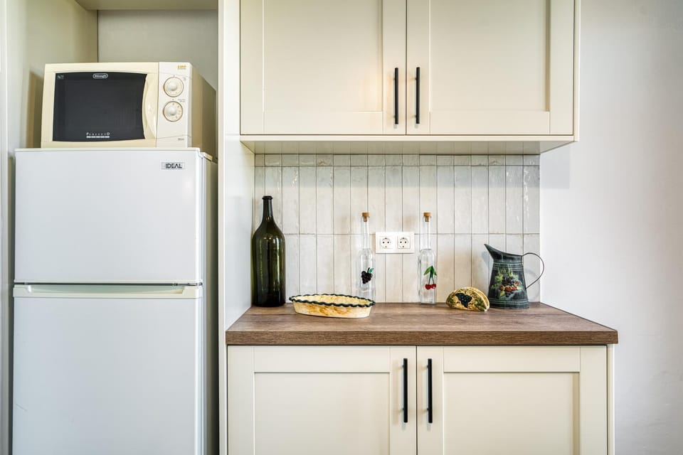 Kitchen or kitchenette, Food and drinks, Food, Drinks, oven