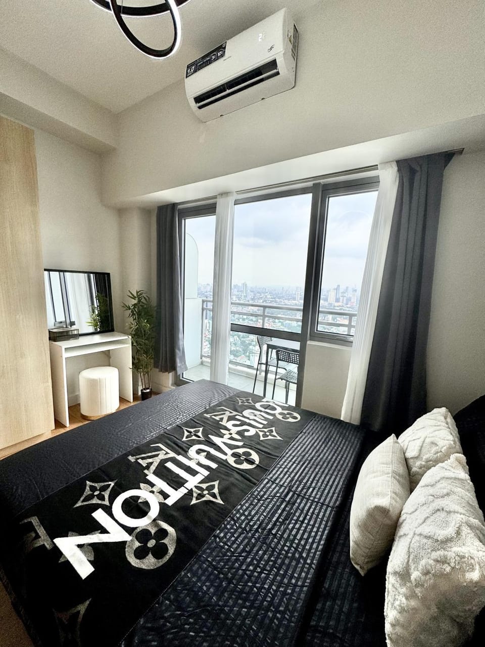 View (from property/room), Balcony/Terrace, Bedroom