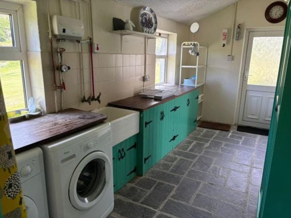 Kitchen or kitchenette, washing machine