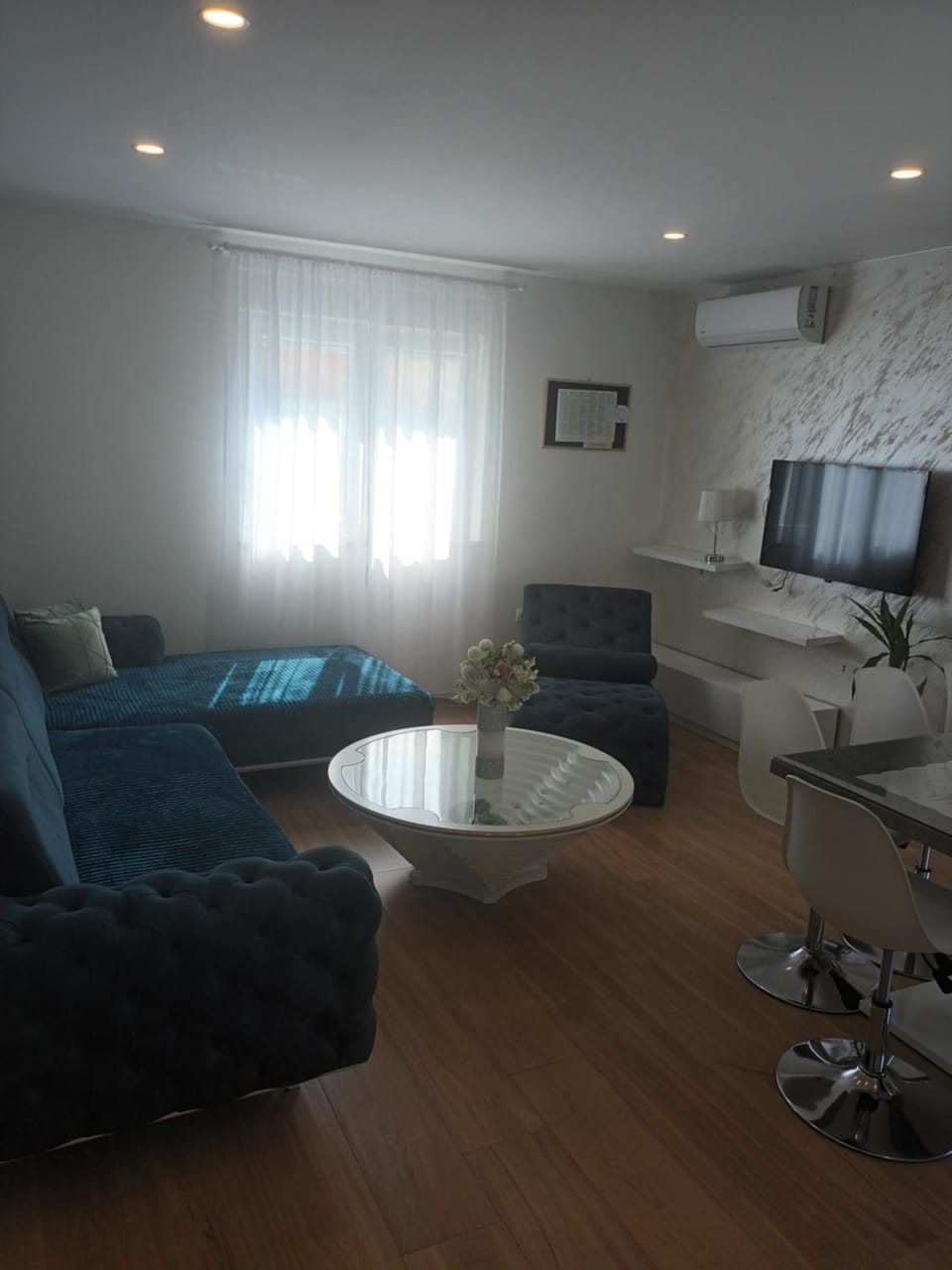 TV and multimedia, Living room, Seating area, air conditioner