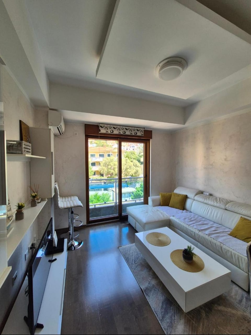 Bed, TV and multimedia, View (from property/room), Living room, Photo of the whole room, Seating area, air conditioner