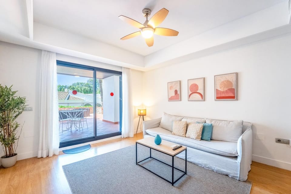 TV and multimedia, Living room, Seating area, Dining area, air conditioner