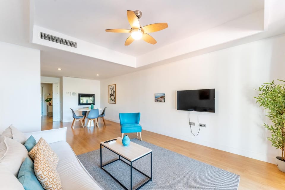 TV and multimedia, Living room, Seating area, Dining area, air conditioner