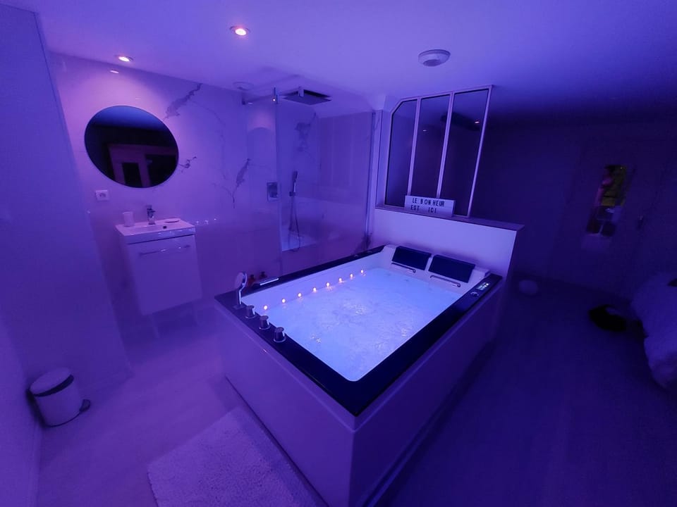 Hot Tub, Bathroom