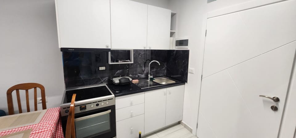 Kitchen or kitchenette, Breakfast, oven, stove