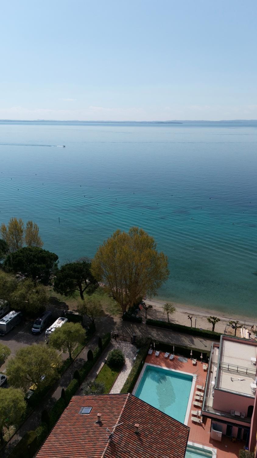 Appartamento sul lago con spiaggia privata Apartment in Lake Garda