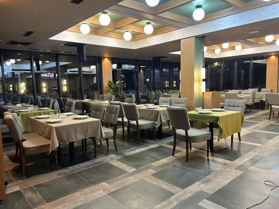 Restaurant/places to eat, Coffee/tea facilities, Balcony/Terrace, Lounge or bar, Banquet/Function facilities, Seating area