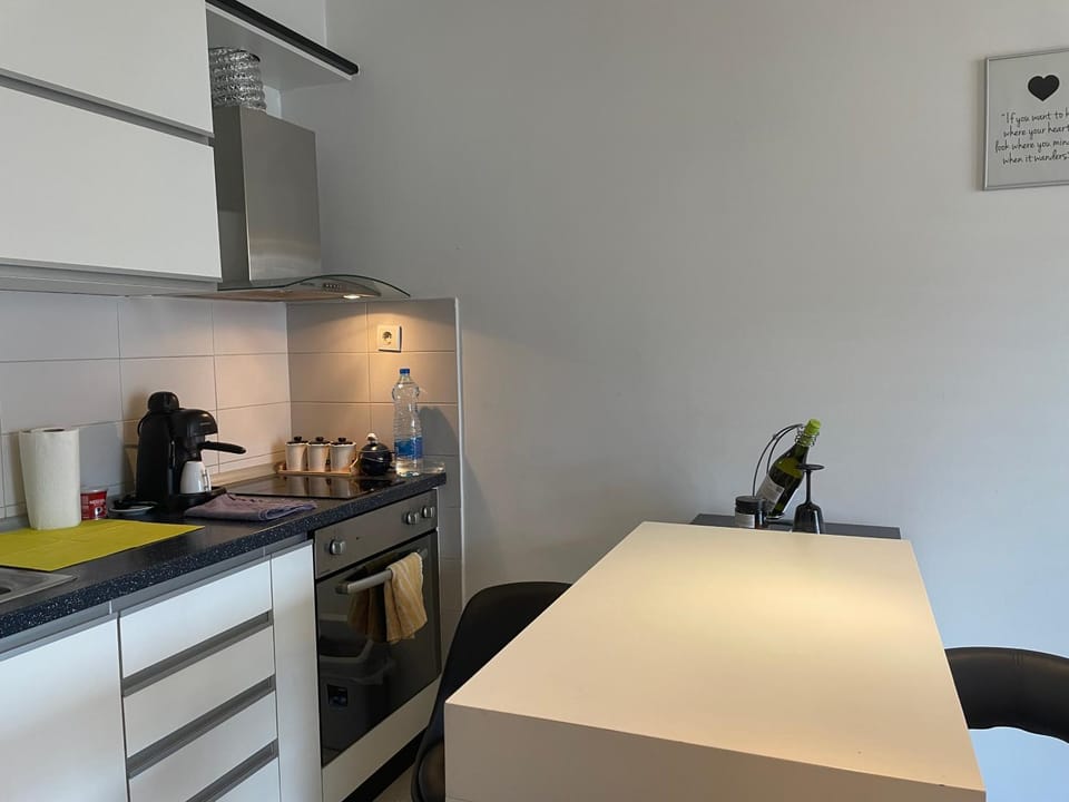 Coffee/tea facilities, Kitchen or kitchenette, minibar, stove
