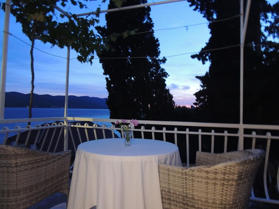 Natural landscape, View (from property/room), Balcony/Terrace, Balcony/Terrace, Seating area, Sea view