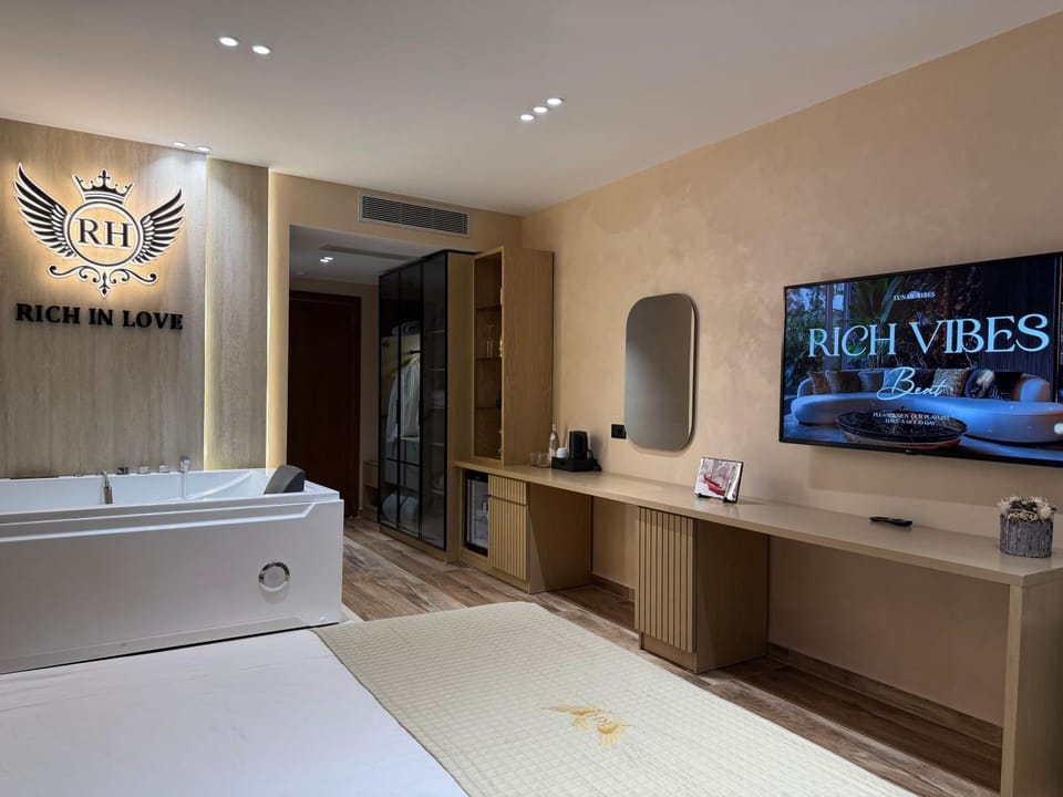 Communal lounge/ TV room, Bed, TV and multimedia, Photo of the whole room, Bedroom