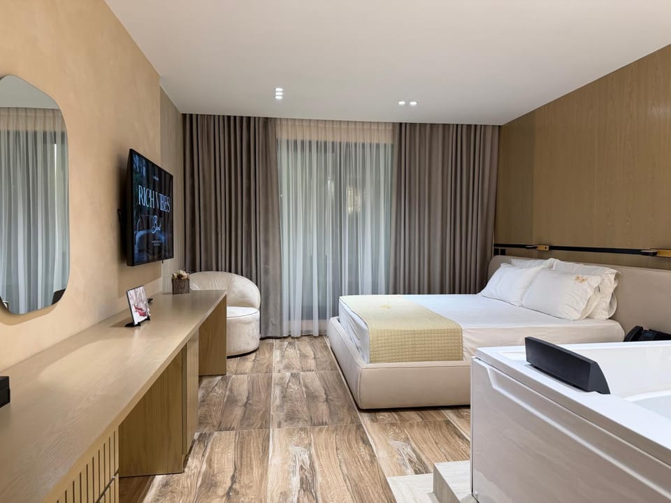 Bed, TV and multimedia, Photo of the whole room, Seating area, Bedroom