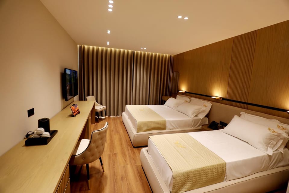 Bed, TV and multimedia, Photo of the whole room, Bedroom