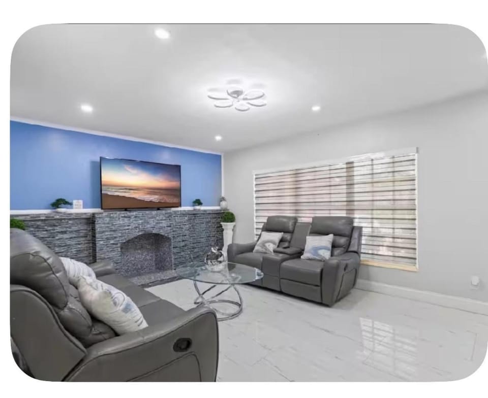Spacious Home With Pool Table Near Stadium House in Miami Gardens