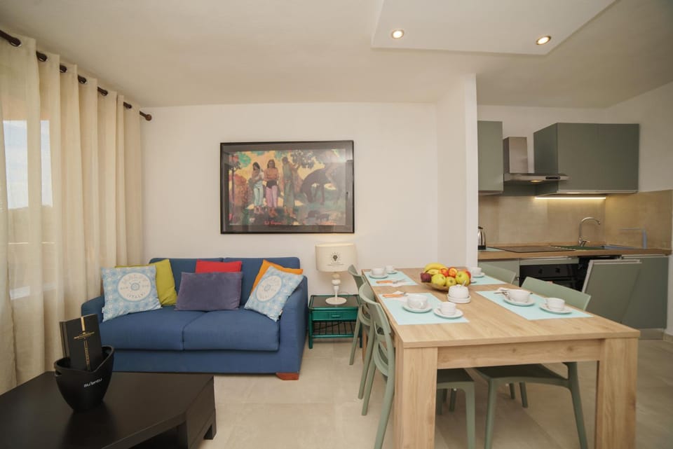 Kitchen or kitchenette, Living room, Seating area, Dining area