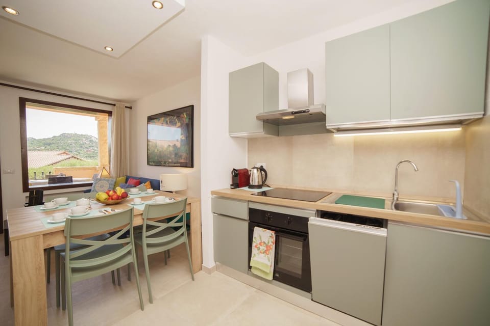 Day, Coffee/tea facilities, Kitchen or kitchenette, Living room, Seating area, Dining area, oven, stove